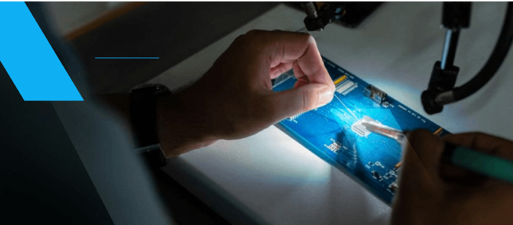 Hand arbeitet an Leiterplatte