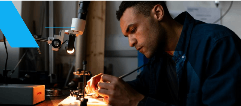 Person bei der Detailarbeit